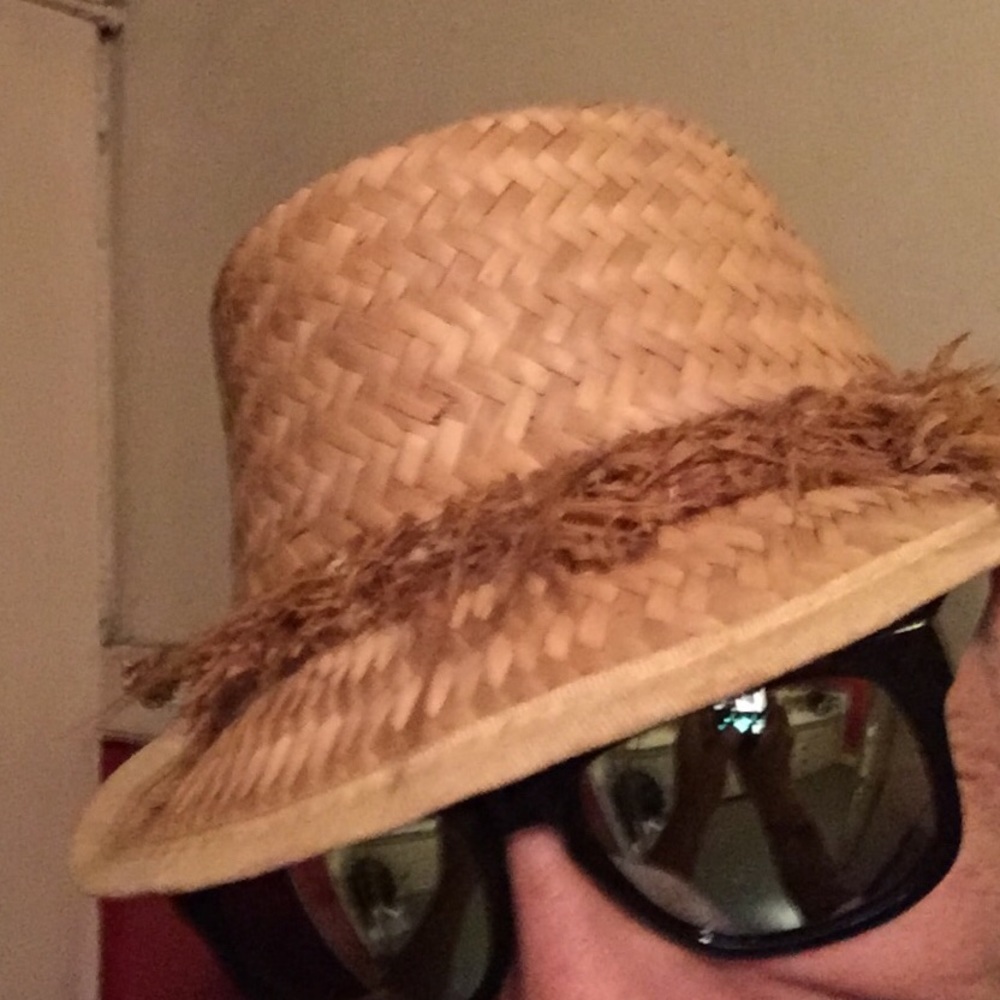 Vintage straw fedora with 🐝 bee